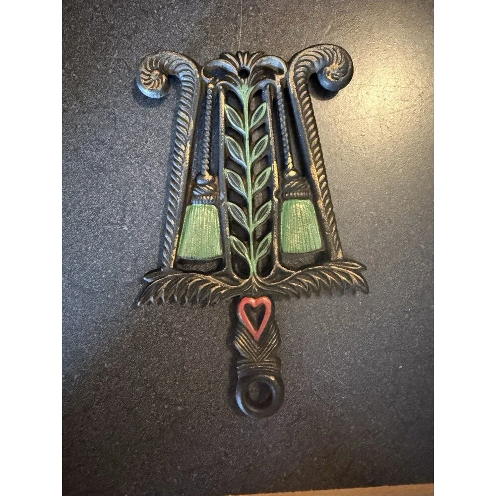 Vtg Wilton Primitive Iron Wall Mounted Trivet Footed 2 Brooms Heart Farmhouse
